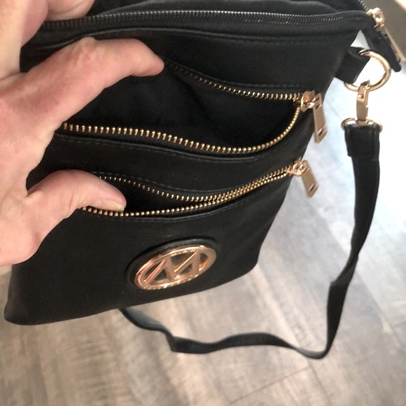 NWOT MIA K. COLLECTION BLK/GOLD CROSSBODY PURSE - Picture 3 of 8